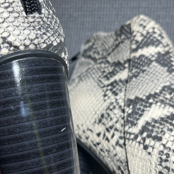 Qupid Chelsea Booties Womens‎ Size 9 Gray Snakeskin Faux Leather Pointed Toe - Picture 8 of 10